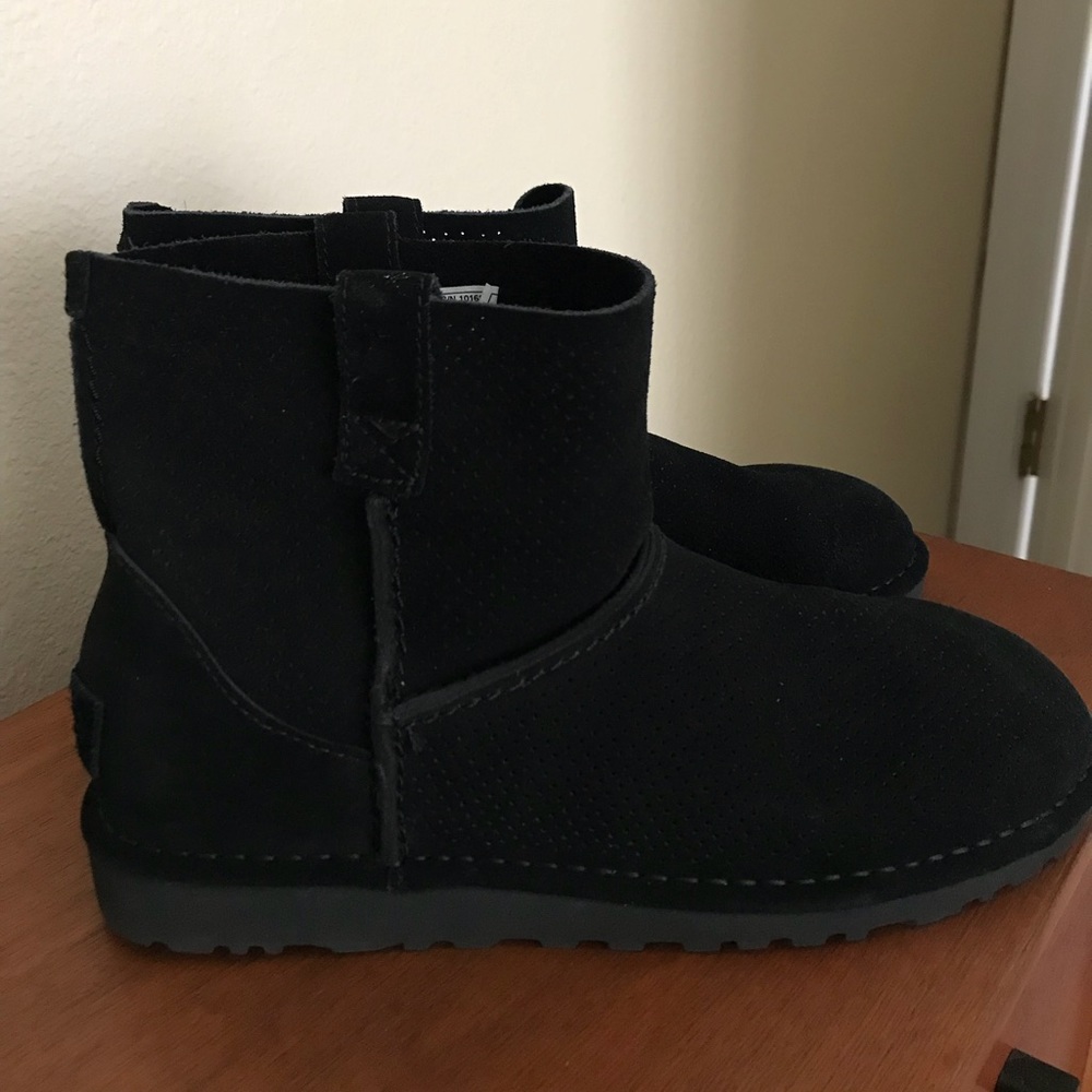 UGG Classic UNLINED Mini perforated